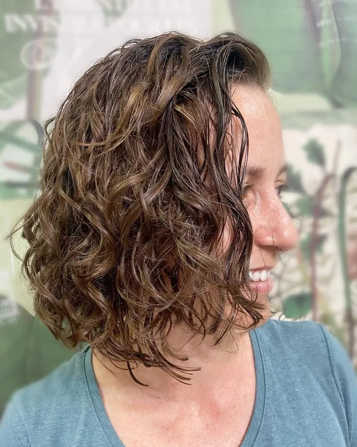 Corte de cachos definidos feito no salão Awá Beleza, em São Carlos