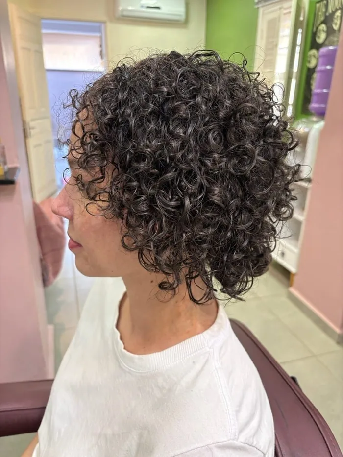Hidratação profunda em cabelo crespo no salão Awá Beleza