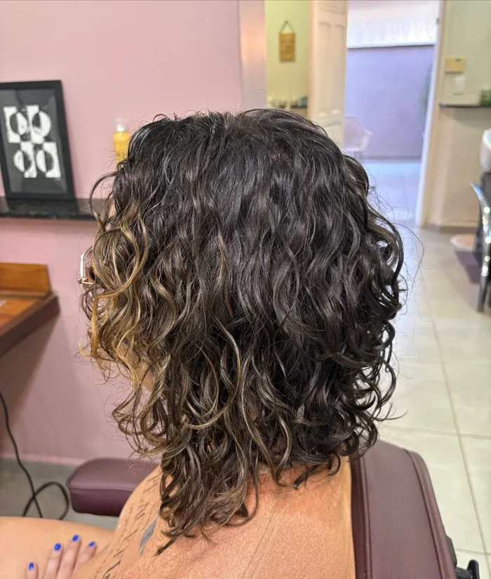 Coloração em cabelo cacheado realizada por Anne Caroline no Awá Beleza