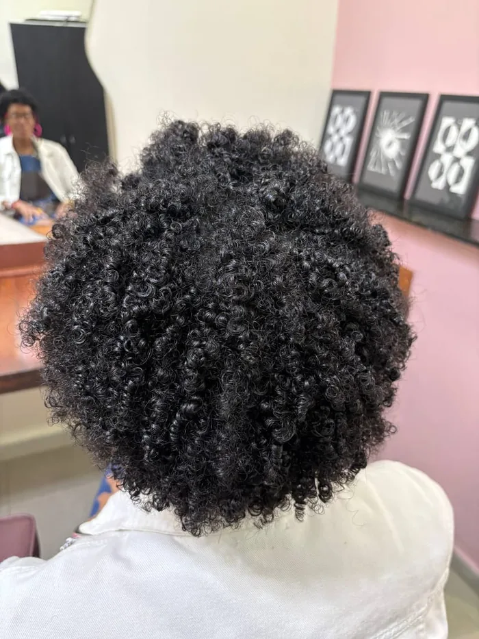 Finalização de cabelo cacheado com volume e brilho no Awá Beleza